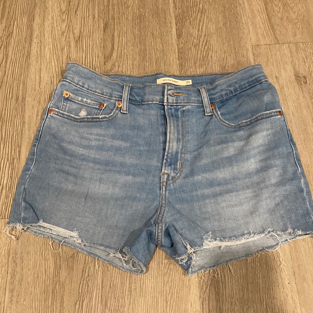 High waist Levi’s shorts